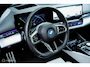 BMW i5 eDrive40 M Sport Edition 84 kWh | Pano | 92,4% SOH | ACC | Iconic Glow | Harman Kardon | Luchtvering | Stoelverwarming en ventilatie | Ambient | Tanzanite Blauw | DAB | 360 Camera