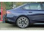 BMW i5 eDrive40 M Sport Edition 84 kWh | Pano | 92,4% SOH | ACC | Iconic Glow | Harman Kardon | Luchtvering | Stoelverwarming en ventilatie | Ambient | Tanzanite Blauw | DAB | 360 Camera