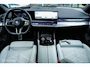 BMW i5 eDrive40 M Sport Edition 84 kWh | Pano | 92,4% SOH | ACC | Iconic Glow | Harman Kardon | Luchtvering | Stoelverwarming en ventilatie | Ambient | Tanzanite Blauw | DAB | 360 Camera