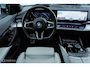 BMW i5 eDrive40 M Sport Edition 84 kWh | Pano | 92,4% SOH | ACC | Iconic Glow | Harman Kardon | Luchtvering | Stoelverwarming en ventilatie | Ambient | Tanzanite Blauw | DAB | 360 Camera