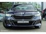 BMW i5 eDrive40 M Sport Edition 84 kWh | Pano | 92,4% SOH | ACC | Iconic Glow | Harman Kardon | Luchtvering | Stoelverwarming en ventilatie | Ambient | Tanzanite Blauw | DAB | 360 Camera