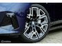 BMW i5 eDrive40 M Sport Edition 84 kWh | Pano | 92,4% SOH | ACC | Iconic Glow | Harman Kardon | Luchtvering | Stoelverwarming en ventilatie | Ambient | Tanzanite Blauw | DAB | 360 Camera
