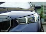 BMW i5 eDrive40 M Sport Edition 84 kWh | Pano | 92,4% SOH | ACC | Iconic Glow | Harman Kardon | Luchtvering | Stoelverwarming en ventilatie | Ambient | Tanzanite Blauw | DAB | 360 Camera