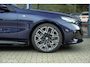 BMW i5 eDrive40 M Sport Edition 84 kWh | Pano | 92,4% SOH | ACC | Iconic Glow | Harman Kardon | Luchtvering | Stoelverwarming en ventilatie | Ambient | Tanzanite Blauw | DAB | 360 Camera