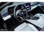 BMW i5 eDrive40 M Sport Edition 84 kWh | Pano | 92,4% SOH | ACC | Iconic Glow | Harman Kardon | Luchtvering | Stoelverwarming en ventilatie | Ambient | Tanzanite Blauw | DAB | 360 Camera