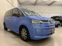 Volkswagen Multivan 1.4 eHybrid Life 7p. TREKHAAK/EL.SCHFDEUREN+SCHUIFRUITJES/ACC/SFEER/SOH 93%/CAMERA/CARPLAY/KEYLESS/LED/EL.A.KLEP/MIDDENCONSOLE/DODE-HOEK/PRIVACY/17"BLACK/FLORIDA-BEACH BLUE METALLIC/VOLLEDIG VW DEALER HISTORIE