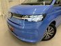 Volkswagen Multivan 1.4 eHybrid Life 7p. TREKHAAK/EL.SCHFDEUREN+SCHUIFRUITJES/ACC/SFEER/SOH 93%/CAMERA/CARPLAY/KEYLESS/LED/EL.A.KLEP/MIDDENCONSOLE/DODE-HOEK/PRIVACY/17"BLACK/FLORIDA-BEACH BLUE METALLIC/VOLLEDIG VW DEALER HISTORIE