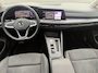 Volkswagen Golf 1.5 eTSi First Edition, Panoramadak | Camera | Navi & CarPlay | Trekhaak | Winter pack
