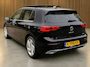 Volkswagen Golf 1.5 eTSi First Edition, Panoramadak | Camera | Navi & CarPlay | Trekhaak | Winter pack