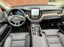 Volvo XC60 T6 Plug-in hybrid AWD Ultra Dark | Trekhaak | Luchtvering | Panoramadak | Verwarmbare voorstoelen, achterbank en stuurwiel | Head-up display | Premium audio by Harman Kardon | 360 graden camera