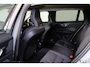 Volvo V60 B4 Essential Edition - IntelliSafe Assist - Parkeercamera achter - Parkeersensoren achter - Draadloze tel. lader - Extra getint glas - Inklapbare trekhaak - 17' LMV