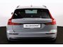 Volvo V60 B4 Essential Edition - IntelliSafe Assist - Parkeercamera achter - Parkeersensoren achter - Draadloze tel. lader - Extra getint glas - Inklapbare trekhaak - 17' LMV