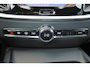 Volvo V60 B4 Essential Edition - IntelliSafe Assist - Parkeercamera achter - Parkeersensoren achter - Draadloze tel. lader - Extra getint glas - Inklapbare trekhaak - 17' LMV