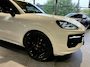 Porsche Cayenne 3.0 E-Hybrid Black Edition | SPORTDESIGN | SPORTEINDPIJPEN | PASM LUCHTVERING | PANORAMA/SCHUIF-KANTELDAK | SPORTCHRONO | 22 INCH | SOFTCLOSE | HEAD-UP | 14-WEG STOELEN | ADAPTIVE CRUISE CONTROL | CARRARA WIT METALLIC | BTW AUTO |