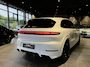 Porsche Cayenne 3.0 E-Hybrid Black Edition | SPORTDESIGN | SPORTEINDPIJPEN | PASM LUCHTVERING | PANORAMA/SCHUIF-KANTELDAK | SPORTCHRONO | 22 INCH | SOFTCLOSE | HEAD-UP | 14-WEG STOELEN | ADAPTIVE CRUISE CONTROL | CARRARA WIT METALLIC | BTW AUTO |