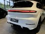 Porsche Cayenne 3.0 E-Hybrid Black Edition | SPORTDESIGN | SPORTEINDPIJPEN | PASM LUCHTVERING | PANORAMA/SCHUIF-KANTELDAK | SPORTCHRONO | 22 INCH | SOFTCLOSE | HEAD-UP | 14-WEG STOELEN | ADAPTIVE CRUISE CONTROL | CARRARA WIT METALLIC | BTW AUTO |