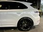 Porsche Cayenne 3.0 E-Hybrid Black Edition | SPORTDESIGN | SPORTEINDPIJPEN | PASM LUCHTVERING | PANORAMA/SCHUIF-KANTELDAK | SPORTCHRONO | 22 INCH | SOFTCLOSE | HEAD-UP | 14-WEG STOELEN | ADAPTIVE CRUISE CONTROL | CARRARA WIT METALLIC | BTW AUTO |