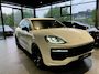 Porsche Cayenne 3.0 E-Hybrid Black Edition | SPORTDESIGN | SPORTEINDPIJPEN | PASM LUCHTVERING | PANORAMA/SCHUIF-KANTELDAK | SPORTCHRONO | 22 INCH | SOFTCLOSE | HEAD-UP | 14-WEG STOELEN | ADAPTIVE CRUISE CONTROL | CARRARA WIT METALLIC | BTW AUTO |