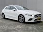Mercedes-Benz A-klasse 180 Business Solution Luxury / Dealer onderhouden / All season banden / trekhaak elektrisch uitklapbaar / Cruise control / Trekgewicht 1.400 kg / Stoelverwarming / Cruise control / Achteruitrijcamera /