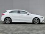 Mercedes-Benz A-klasse 180 Business Solution Luxury / Dealer onderhouden / All season banden / trekhaak elektrisch uitklapbaar / Cruise control / Trekgewicht 1.400 kg / Stoelverwarming / Cruise control / Achteruitrijcamera /
