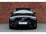 Volvo XC60 2.0 T8 Plug-in hybrid AWD Ultra Black Edition | Luchtvering | Panoramisch schuif-/ kanteldak | 360 graden camera | Harman Kardon | Geventileerde voorstoelen | Massagefunctie op de voorstoelen | Extra getint glas | 21 inch. lichtmetalen velgen | Volvo Guard Alarm | Stoel-/ stuurwielverwarming | Pilot assist | BLIS | Apple carplay/ Android auto