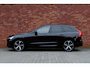 Volvo XC60 2.0 T8 Plug-in hybrid AWD Ultra Black Edition | Luchtvering | Panoramisch schuif-/ kanteldak | 360 graden camera | Harman Kardon | Geventileerde voorstoelen | Massagefunctie op de voorstoelen | Extra getint glas | 21 inch. lichtmetalen velgen | Volvo Guard Alarm | Stoel-/ stuurwielverwarming | Pilot assist | BLIS | Apple carplay/ Android auto