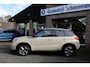 Suzuki Vitara 1.6 High Executive CAMERA TREKHAAK-AFNEEMBAAR LEER/ALCANTARA PANO ALL-SEASONS DEALER-ONDERHOUDEN STOELVERWARMING DUO-TONE NAVI NAP CRUISE 17"LMV CLIMA 2xPDC 2xKEYLESS