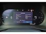 Volvo EX40 Extended Range Ultra 82 kWh - Panorama/schuifdak - IntelliSafe Assist & Surround - 360º Camera - Harman/Kardon audio - Verwarmde voorstoelen, stuur & achterbank - Parkeersensoren voor & achter - Elektr. bedienb. voorstoelen met geheugen links - Draadloze tel. lader - Warmtepomp - Extra getint glas - Inklapbare trekhaak - 19' LMV