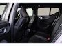 Volvo EX40 Extended Range Ultra 82 kWh - Panorama/schuifdak - IntelliSafe Assist & Surround - 360º Camera - Harman/Kardon audio - Verwarmde voorstoelen, stuur & achterbank - Parkeersensoren voor & achter - Elektr. bedienb. voorstoelen met geheugen links - Draadloze tel. lader - Warmtepomp - Extra getint glas - Inklapbare trekhaak - 19' LMV