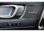 Volvo EX40 Extended Range Ultra 82 kWh - Panorama/schuifdak - IntelliSafe Assist & Surround - 360º Camera - Harman/Kardon audio - Verwarmde voorstoelen, stuur & achterbank - Parkeersensoren voor & achter - Elektr. bedienb. voorstoelen met geheugen links - Draadloze tel. lader - Warmtepomp - Extra getint glas - Inklapbare trekhaak - 19' LMV