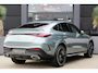Mercedes-Benz GLC Coupe 300e 4MATIC AMG Line | 313 PK | AMG Line | Panoramadak | 360° Camera | Mercedes-Benz GLC 300e 4MATIC AMG Line met 313 PK, een 2.0-liter viercilinder turbobenzinemotor met plug-in hybride aandrijving en automatische transmissie. Uitgerust met sportieve AMG-stylin