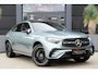 Mercedes-Benz GLC Coupe 300e 4MATIC AMG Line | 313 PK | AMG Line | Panoramadak | 360° Camera | Mercedes-Benz GLC 300e 4MATIC AMG Line met 313 PK, een 2.0-liter viercilinder turbobenzinemotor met plug-in hybride aandrijving en automatische transmissie. Uitgerust met sportieve AMG-stylin