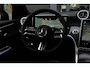 Mercedes-Benz GLC Coupe 300e 4MATIC AMG Line | 313 PK | AMG Line | Panoramadak | 360° Camera | Mercedes-Benz GLC 300e 4MATIC AMG Line met 313 PK, een 2.0-liter viercilinder turbobenzinemotor met plug-in hybride aandrijving en automatische transmissie. Uitgerust met sportieve AMG-stylin