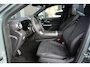 Mercedes-Benz GLC 300e 4MATIC AMG Line | 313 PK | AMG Line | Panoramadak | 360° Camera | Burmester | Mercedes-Benz GLC 300e 4MATIC AMG Line met 313 PK, een 2.0-liter viercilinder turbobenzinemotor met plug-in hybride aandrijving en automatische transmissie. Uitgerust met sportieve AMG-stylin
