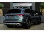 Mercedes-Benz GLC 300e 4MATIC AMG Line | 313 PK | AMG Line | Panoramadak | 360° Camera | Burmester | Mercedes-Benz GLC 300e 4MATIC AMG Line met 313 PK, een 2.0-liter viercilinder turbobenzinemotor met plug-in hybride aandrijving en automatische transmissie. Uitgerust met sportieve AMG-stylin