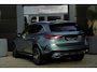 Mercedes-Benz GLC 300e 4MATIC AMG Line | 313 PK | AMG Line | Panoramadak | 360° Camera | Burmester | Mercedes-Benz GLC 300e 4MATIC AMG Line met 313 PK, een 2.0-liter viercilinder turbobenzinemotor met plug-in hybride aandrijving en automatische transmissie. Uitgerust met sportieve AMG-stylin
