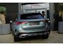 Mercedes-Benz GLC 300e 4MATIC AMG Line | 313 PK | AMG Line | Panoramadak | 360° Camera | Burmester | Mercedes-Benz GLC 300e 4MATIC AMG Line met 313 PK, een 2.0-liter viercilinder turbobenzinemotor met plug-in hybride aandrijving en automatische transmissie. Uitgerust met sportieve AMG-stylin