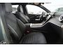 Mercedes-Benz GLC 300e 4MATIC AMG Line | 313 PK | AMG Line | Panoramadak | 360° Camera | Burmester | Mercedes-Benz GLC 300e 4MATIC AMG Line met 313 PK, een 2.0-liter viercilinder turbobenzinemotor met plug-in hybride aandrijving en automatische transmissie. Uitgerust met sportieve AMG-stylin