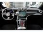 Mercedes-Benz GLC 300e 4MATIC AMG Line | 313 PK | AMG Line | Panoramadak | 360° Camera | Mercedes-Benz GLC 300e 4MATIC AMG Line met 313 PK, een 2.0-liter viercilinder turbobenzinemotor met plug-in hybride aandrijving en automatische transmissie. Uitgerust met sportieve AMG-stylin