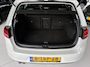 Volkswagen Golf 1.4 TSI Highline automaat Schuif/kantel dak - Achteruitrijcamera - Navigatie - Parkeersensoren - Stoelverwarming - Licht metalen velgen 16 inch - Cruise control - Elektrische ramen - Mistlampen - Radio - Regensensor - - Bluetooth - Automaat - Centrale vergrendeling met afstandsbediening - Elektrisch glazen panoramadak