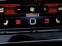 Volkswagen Golf 1.5 eTSI R-Line Edition | Stoel en stuurwielverwarming | 360 camera | Apple carplay / Android auto | 3 Zone airconditioning |