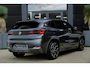 BMW X2 sDrive18i M Sport High Executive | 136 PK | HUD | Navigatie | Adaptieve cruise control | Stoelverwarming | BMW X2 sDrive18i M Sport High Executive met 136 PK uit een 1.5-liter driecilinder benzinemotor, voorzien van lederen/microvezel bekleding, verwarmde sportstoelen, automatische 2-zone climate