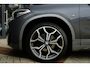 BMW X2 sDrive18i M Sport High Executive | 136 PK | HUD | Navigatie | Adaptieve cruise control | Stoelverwarming | BMW X2 sDrive18i M Sport High Executive met 136 PK uit een 1.5-liter driecilinder benzinemotor, voorzien van lederen/microvezel bekleding, verwarmde sportstoelen, automatische 2-zone climate
