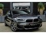 BMW X2 sDrive18i M Sport High Executive | 136 PK | HUD | Navigatie | Adaptieve cruise control | Stoelverwarming | BMW X2 sDrive18i M Sport High Executive met 136 PK uit een 1.5-liter driecilinder benzinemotor, voorzien van lederen/microvezel bekleding, verwarmde sportstoelen, automatische 2-zone climate