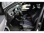 BMW X2 sDrive18i M Sport High Executive | 136 PK | HUD | Navigatie | Adaptieve cruise control | Stoelverwarming | BMW X2 sDrive18i M Sport High Executive met 136 PK uit een 1.5-liter driecilinder benzinemotor, voorzien van lederen/microvezel bekleding, verwarmde sportstoelen, automatische 2-zone climate