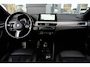 BMW X2 sDrive18i M Sport High Executive | 136 PK | HUD | Navigatie | Adaptieve cruise control | Stoelverwarming | BMW X2 sDrive18i M Sport High Executive met 136 PK uit een 1.5-liter driecilinder benzinemotor, voorzien van lederen/microvezel bekleding, verwarmde sportstoelen, automatische 2-zone climate