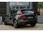 Volvo XC60 2.0 B5 Momentum Exclusive Volvo XC60 2.0 B5 Momentum Exclusive | 250 PK | Panoramadak | Head-up display | Harman Kardon audio | 360° camera | Volvo XC60 2.0 B5 Momentum Exclusive met 250 PK uit een 2.0-liter viercilinder mild-hybride benzinemotor, voorzien van een panoramadak, Harman Kardon premium audiosysteem, head-up display, 36