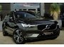 Volvo XC60 2.0 B5 Momentum Exclusive Volvo XC60 2.0 B5 Momentum Exclusive | 250 PK | Panoramadak | Head-up display | Harman Kardon audio | 360° camera | Volvo XC60 2.0 B5 Momentum Exclusive met 250 PK uit een 2.0-liter viercilinder mild-hybride benzinemotor, voorzien van een panoramadak, Harman Kardon premium audiosysteem, head-up display, 36
