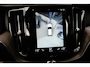 Volvo XC60 2.0 B5 Momentum Exclusive Volvo XC60 2.0 B5 Momentum Exclusive | 250 PK | Panoramadak | Head-up display | Harman Kardon audio | 360° camera | Volvo XC60 2.0 B5 Momentum Exclusive met 250 PK uit een 2.0-liter viercilinder mild-hybride benzinemotor, voorzien van een panoramadak, Harman Kardon premium audiosysteem, head-up display, 36
