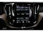 Volvo XC60 2.0 B5 Momentum Exclusive Volvo XC60 2.0 B5 Momentum Exclusive | 250 PK | Panoramadak | Head-up display | Harman Kardon audio | 360° camera | Volvo XC60 2.0 B5 Momentum Exclusive met 250 PK uit een 2.0-liter viercilinder mild-hybride benzinemotor, voorzien van een panoramadak, Harman Kardon premium audiosysteem, head-up display, 36
